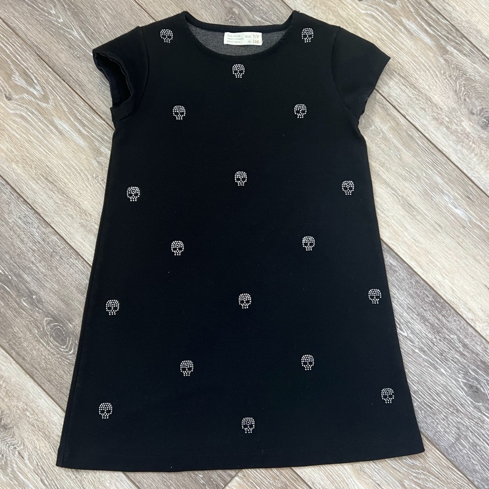 Zara kids black short-sleeved dress with silver rhinestone skulls size 7/8